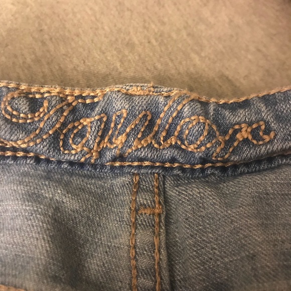 Light wash “Taylor” style jeans from deliah’s - Picture 3 of 4